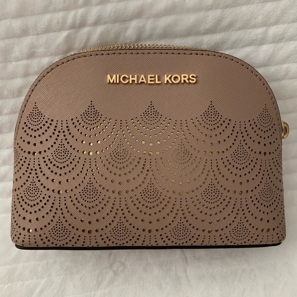 So cute- Michael Kors mini pouch 👝